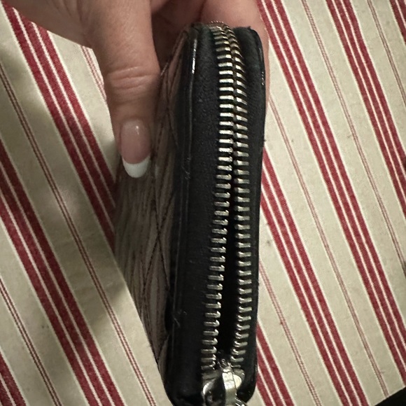 Chanel patent leather zip around wallet - Picture 2 of 9